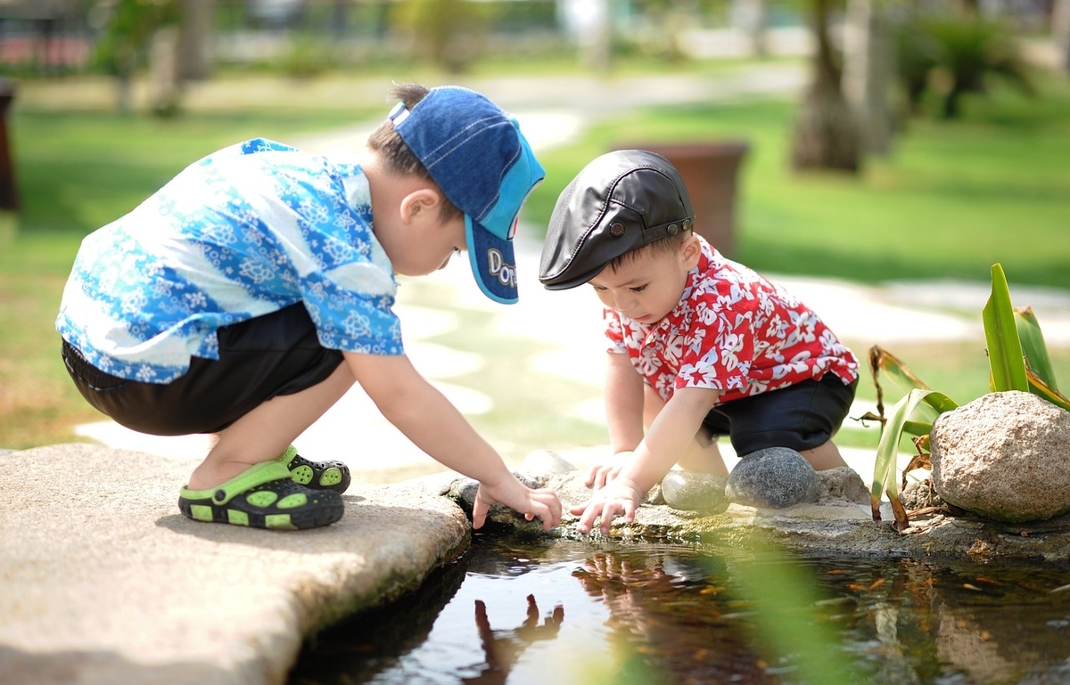 水遊びをするふたりの男の子