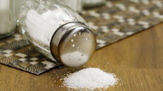 塩が人生を変える?知られざる除霊パワーで豊かさを引き寄せる開運魔法の儀式